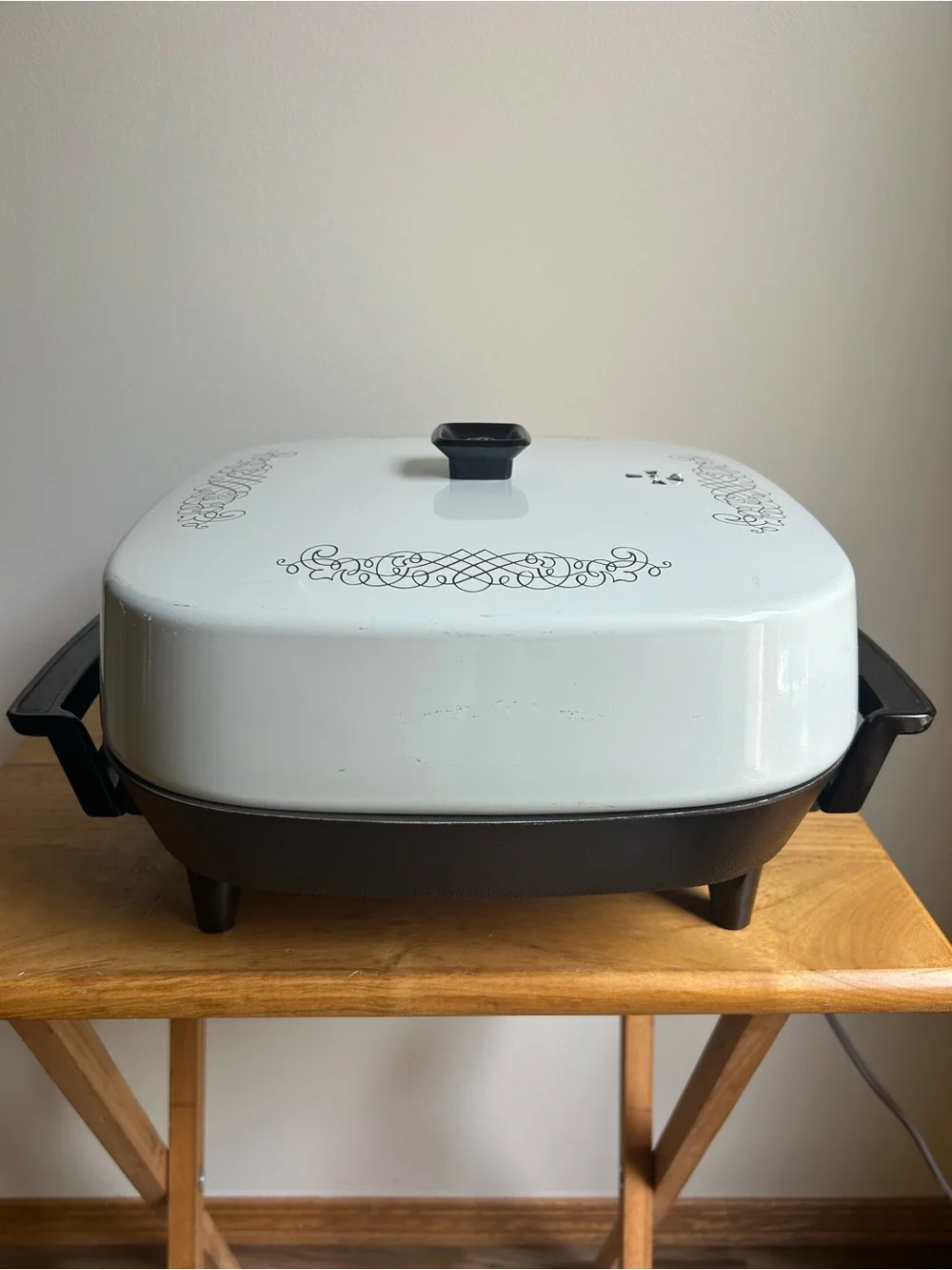 G.E. Electric Skillet with White Decorative Lid - Home Kitchen
